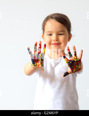 kleine Kinderhände in bunten Farben lackiert Stockfoto