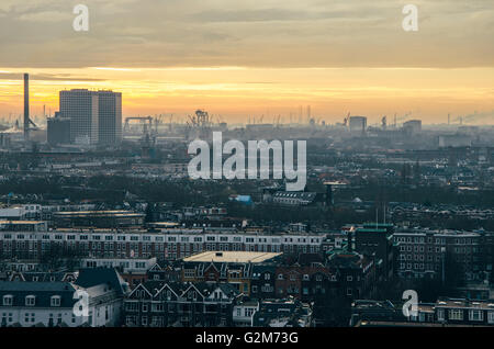 Industriegebiet von Rotterdam ist der größte Hafen Europas. Schaden Sie für die Umwelt. Stockfoto