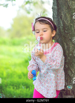 Porträt von lustige schöne Mädchen bläst Seifenblasen Stockfoto