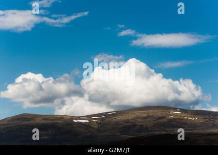 Blick auf Ben Wyvis von strathpeffer Stockfoto