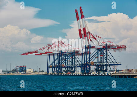 Shipping Containerkrane am Long Beach Containerterminal mit hoch aufragenden Cumulonimbus Wolken im Hintergrund. Stockfoto