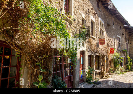 Kopfsteinpflasterstraße, mittelalterliche ummauerte Stadt Perouges mit der Bezeichnung les Plus beaux Villages de France, Departement Ain bei Lyon, Auvergne Rhones Alpes, Frankreich Stockfoto