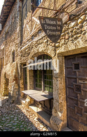La Maison des Peintres (das Haus der Maler). Perouges beschriftete les Plus beaux Villages de France, Département Ain. Auvergne Rhone Alpes. Frankreich Stockfoto