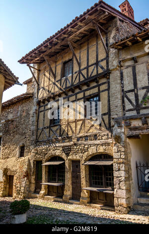 La Maison des Peintres (das Haus der Maler). Perouges beschriftete les Plus beaux Villages de France, Département Ain. Auvergne Rhone Alpes. Frankreich Stockfoto