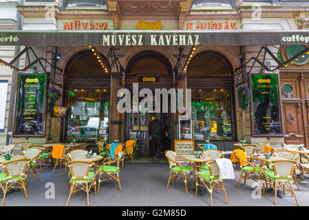 Budapester Café, Blick auf die Terrasse des Kaffeehauses Muvesz auf der Andrassy Ut im Stadtteil Terezvaros von Budapest, Ungarn. Stockfoto