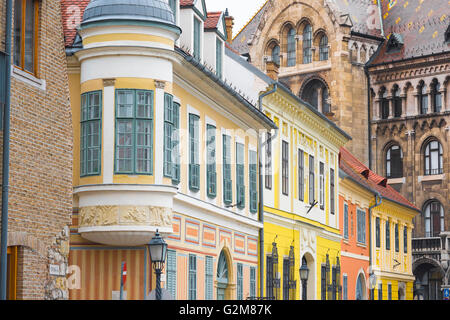 Budapester Architektur, Blick auf elegante Architektur aus dem frühen 18th. Jahrhundert im Var-Burgviertel von Budapest, Ungarn. Stockfoto