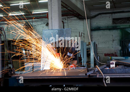 während der Arbeit mit Stahl in der Fabrik Funken Stockfoto