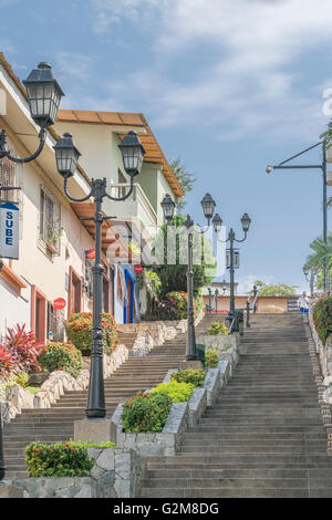 GUAYAQUIL, ECUADOR, Oktober - 2015 - Häuser am Cerro Santa Ana, eine touristische Attraktion von Guayaquil, Ecuador. Stockfoto