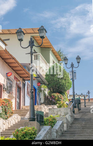 GUAYAQUIL, ECUADOR, Oktober - 2015 - Häuser am Cerro Santa Ana, eine touristische Attraktion von Guayaquil, Ecuador. Stockfoto