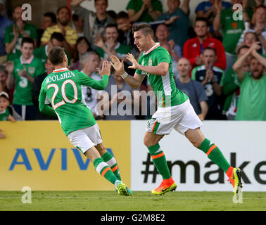 Republik Irland Stephen Ward (rechts) feiert scoring seiner Seite erste Tor des Spiels mit Teamkollegen Wes Hoolahan während der internationalen Freundschaftsspiel am Turners Cross, Kork. Stockfoto