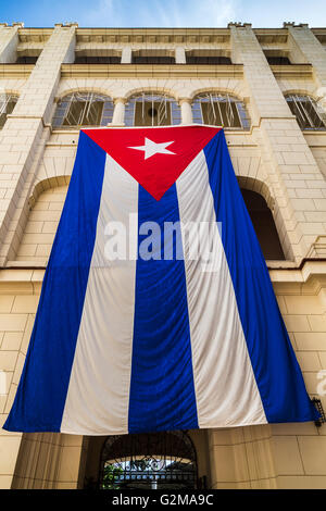 Eine unglaublich große kubanischen Nationalflagge hängt im Inneren des Museums der Revolution im Herzen Havannas. Stockfoto