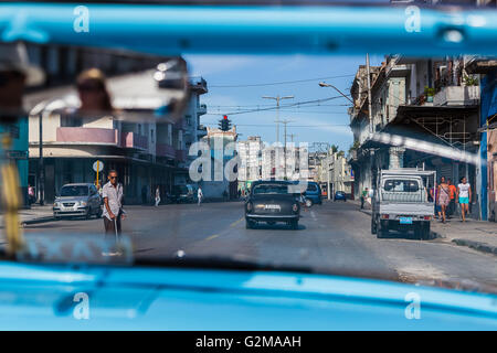 Blick durch die Windschutzscheibe eines blauen & weiße klassische Ford Autos als es reist durch die Straßen von Havanna. Stockfoto