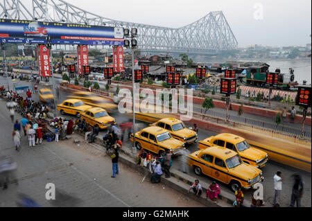 Indien Westbengal Kalkutta Kalkutta, warten Gelb HM Botschafter Taxis vor Bahnhof Howrah, Hooghly River und Howrah Bridge Stockfoto