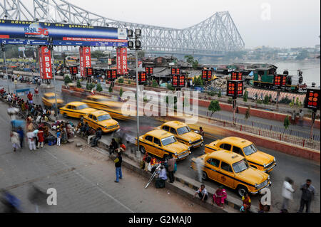 Indien Westbengal Kalkutta Kalkutta, warten Gelb HM Botschafter Taxis vor Bahnhof Howrah, Hooghly River und Howrah Bridge Stockfoto