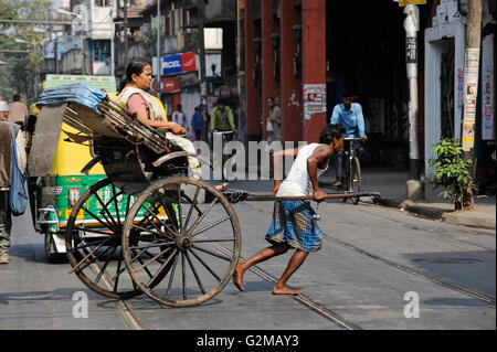 Westbengal Indien, Kolkata, Mann-angetriebene Rikscha / INDIEN, Westbengalen, Kolkata, Handgezogene Rikscha, die Arbeit Wird von Armen Kulis aus Bihar Verrichtet Stockfoto