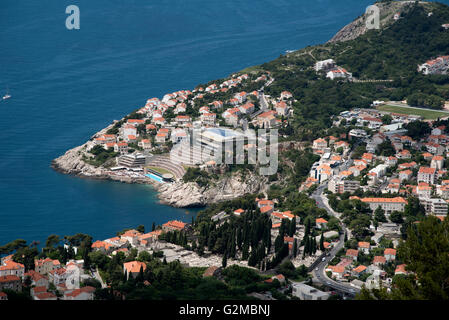 DUBROVNIK KROATIEN. Einen Überblick über das Rixos Libertas Hotel schmiegt sich an den Klippen mit Blick auf die Bucht von Lapad und Altstadt Stockfoto