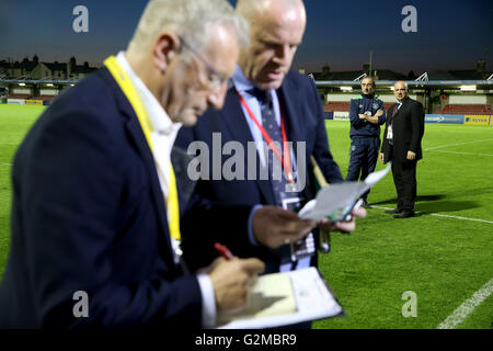 Republik Irland Manager Martin O'Neill schaut zu, wie die Presse einen ersten Blick auf die Euro 2016-Kader-Liste nach den internationalen Freundschaftsspiel am Turners Cross, Cork bekommen. Stockfoto