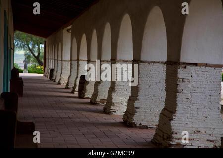 Einen ruhigen Spaziergang bis zu einem Kalifornien Mission Stockfoto