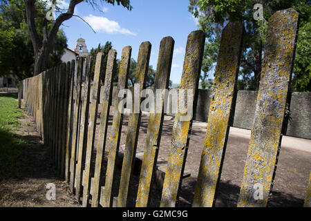 Einen ruhigen Spaziergang bis zu einem Kalifornien Mission Glockenturm. Stockfoto