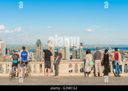 Blick auf Skyline von Montreal vom Mont Royal Lookout Menschen Stockfoto