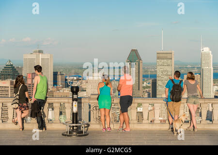 Blick auf Skyline von Montreal vom Mont Royal Lookout Menschen Stockfoto