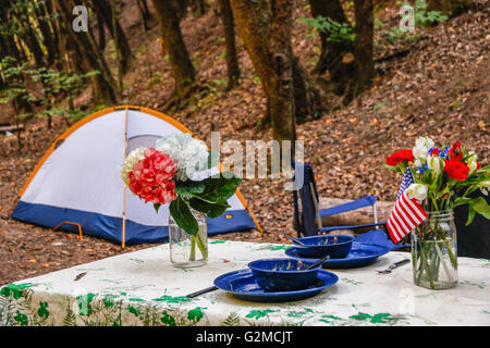 Tisch für camping mit amerikanischen Flaggen Stockfoto