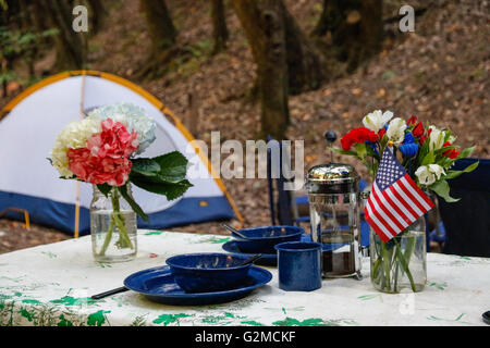 Tisch für camping mit amerikanischen Flaggen Stockfoto