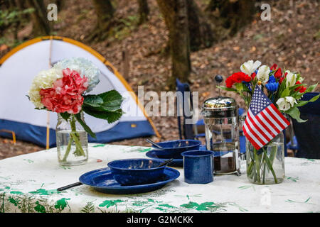 Tisch für camping mit amerikanischen Flaggen Stockfoto