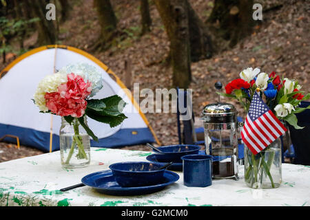 Tisch für camping mit amerikanischen Flaggen Stockfoto