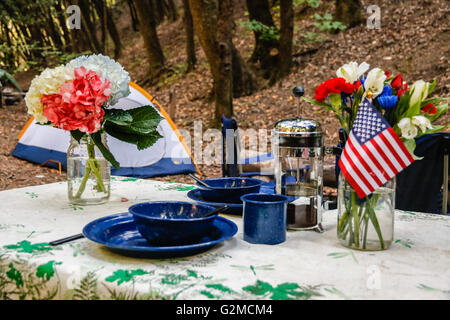 Tisch für camping mit amerikanischen Flaggen Stockfoto