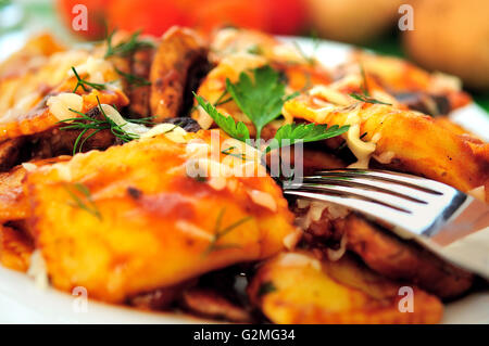 Platte mit Ravioli auf Tisch Stockfoto