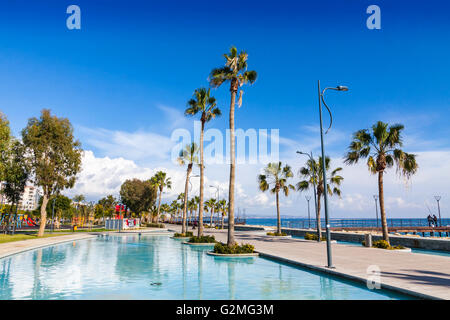 Promenade-Gasse im Molos Park in Stadt Zentrum von Limassol, Zypern Stockfoto