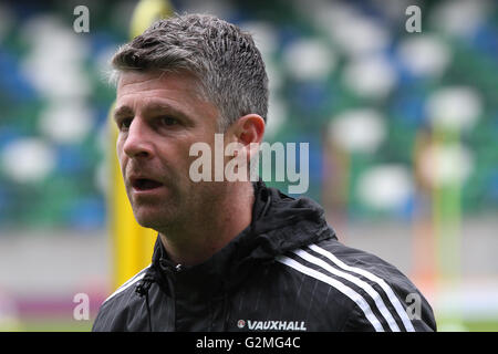 Belfast, 26. Mai 2016. Nordirland V Weißrussland (Trainingseinheit). Nordirland Trainer Stephen Robinson auf der Tagung in das nationale Fußballstadion im Windsor Park, Belfast. Stockfoto