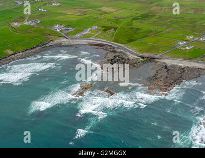 Luftaufnahme, Hexen Kopf zwischen Liscannor und den Cliffs of Moher am Atlantischen Ozean, Loch im Felsen, Meer Loch, Rock, Surf, Stockfoto