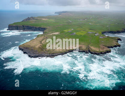 Luftaufnahme, Hexen Kopf zwischen Liscannor und den Cliffs of Moher am Atlantischen Ozean, Loch im Felsen, Meer Loch, Rock, Surf, Stockfoto