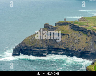 Luftaufnahme, Hexen Kopf zwischen Liscannor und den Cliffs of Moher am Atlantischen Ozean, Loch im Felsen, Meer Loch, Rock, Surf, Stockfoto