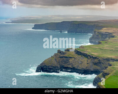 Luftaufnahme, Hexen Kopf zwischen Liscannor und den Cliffs of Moher am Atlantischen Ozean, Loch im Felsen, Meer Loch, Rock, Surf, Stockfoto