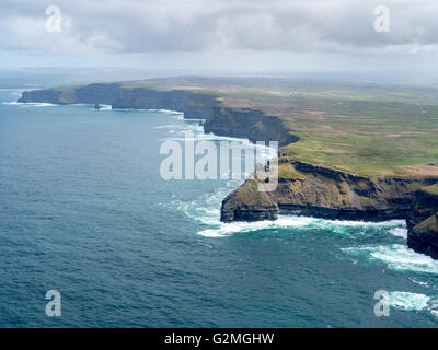 Luftaufnahme, Hexen Kopf zwischen Liscannor und den Cliffs of Moher am Atlantischen Ozean, Loch im Felsen, Meer Loch, Rock, Surf, Stockfoto