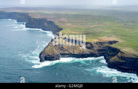 Luftaufnahme, Hexen Kopf zwischen Liscannor und den Cliffs of Moher am Atlantischen Ozean, Loch im Felsen, Meer Loch, Rock, Surf, Stockfoto