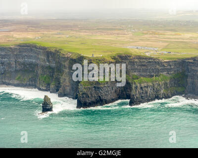 Luftaufnahme, Klippen von Moher, O'Brian Turm, Aussichtsturm auf die Cliffs of Moher, Felsenküste, Klippen, COUNTY CLARE, Clare Stockfoto
