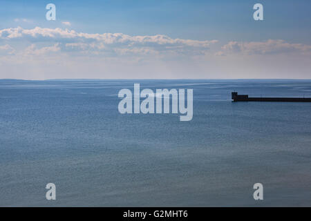Postkarte vom Hafen, schöne Naturlandschaft im Hafen zu sehen. Meer bei Sonnenuntergang Stockfoto