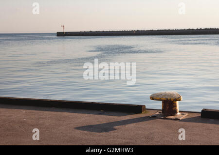 Postkarte vom Hafen, schöne Naturlandschaft im Hafen zu sehen. Meer bei Sonnenuntergang Stockfoto