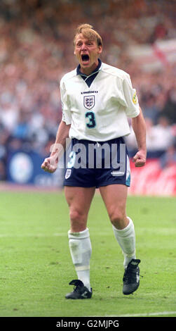 Foto vom 22.06.1996 von Stuart Pearce exorzierte die Geister der Vergangenheit Strafen wie er gewaltsam feiert nach seinem Tor im Elfmeterschießen zu entscheiden, den Euro 96 Quartal letzte Kampf gegen Spanien im Wembley-Stadion. Stockfoto