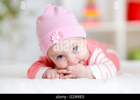 Baby Zahnen saugt Finger. Kleinkind Kind im Kindergarten liegen Stockfoto