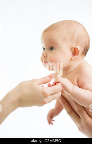 Baby Kleinkind hält die Hand der Mutter Stockfoto