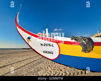 Portugal: Traditionelle bunte Fischerboote im Sand des Strandes Praia da Vieira Stockfoto