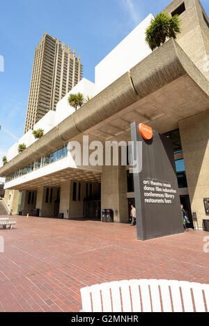 Der Haupteingang zum Kunstzentrum namens Barbican in London Stockfoto