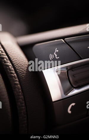 Details zu einigen Tasten am Lenkrad eines Autos. Stockfoto