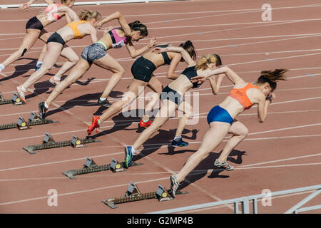 Gruppe von Mädchen Athleten starten, 100 Meter sprint während UrFO Meisterschaft in der Leichtathletik Stockfoto