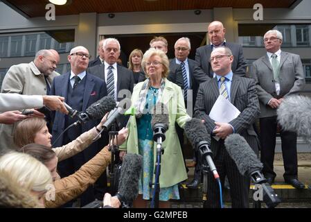 Julie Hambleton (Mitte), Schwester von Birmingham Pub Bombardierungen Opfer Maxine Hambleton, spricht zu den Medien außerhalb Sozialwohnung in Solihull, nachdem bekannt wurde, dass frische Obduktionen sollen nach jahrelangen Kampagnen von Verwandten der Opfer in den Tod von 21 Menschen bei der Bombardierung stattfinden. Stockfoto